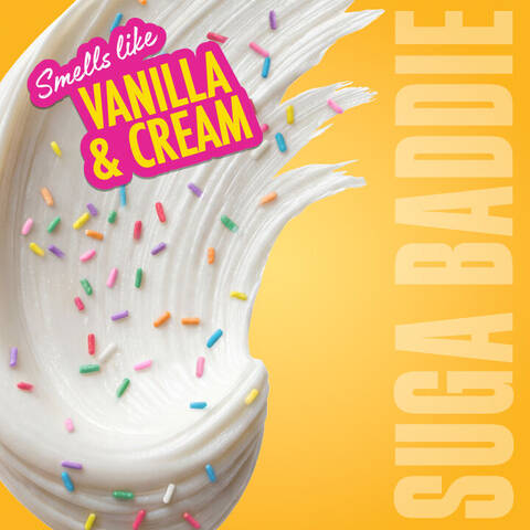 Ein cremeweißer Textur-Swirl mit bunten Zuckerstreuseln verdeutlicht den Duft „Vanilla & Cream“ der Variante „Suga Baddie“.