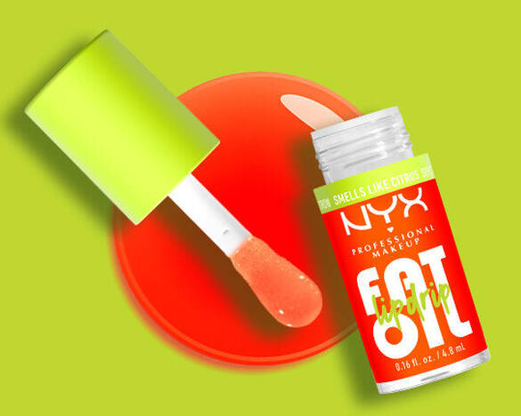 Der geoffnete Flakon des NYX Fat Oil Lip Drips zeigt den großen Applikator mit einem glanzenden, orangefarbenen Gloss.
