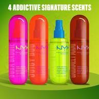 Vier farbenfrohe Flakons der Hair and Body Fragrance Mists werden nebeneinander auf einem Podest gezeigt.