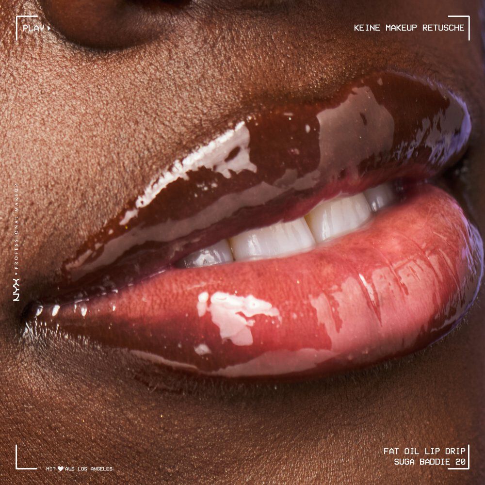 Die Wirkung des glanzenden Lippenols wird in einer detailreichen Aufnahme auf dunkleren Lippen demonstriert.