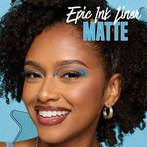 Frau mit buntem Augen-Make-up