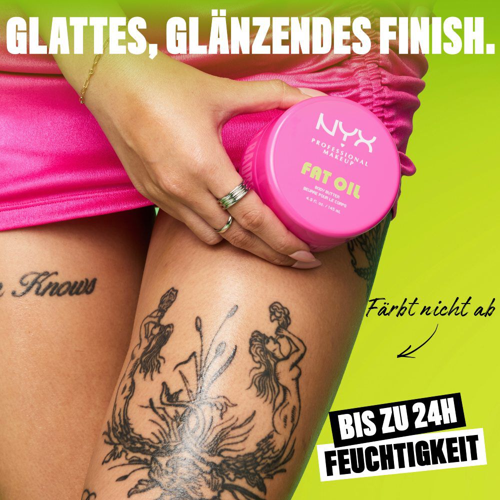 Nahaufnahme eines Models, das die Body Butter halt, mit Hinweisen auf ein glanzendes Finish und 24 Stunden Feuchtigkeit.
