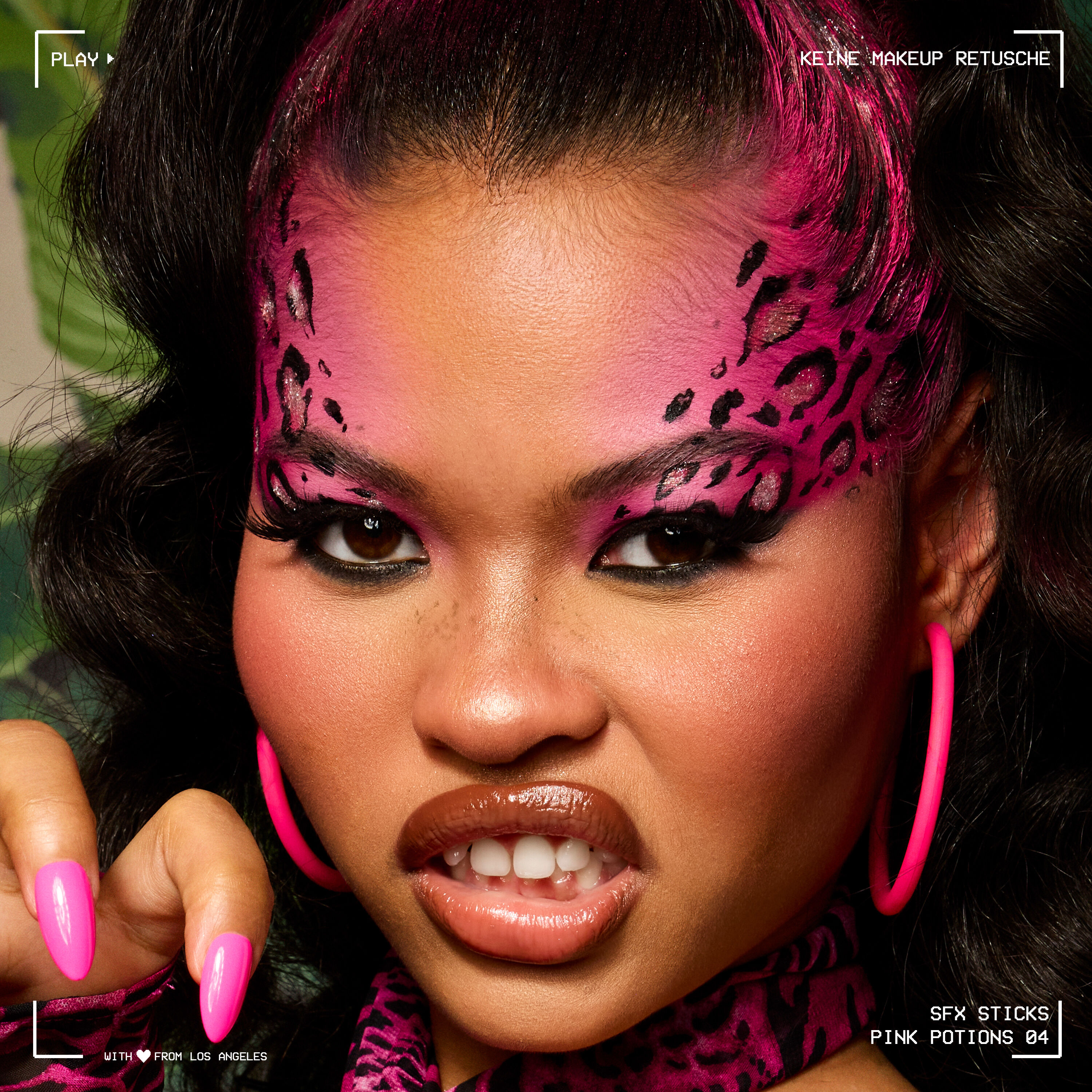 Model mit einer leuchtend pink-schwarzen Leo-Gesichtsbemalung, kreiert mit den NYX Professional Makeup Party Animals SFX Face & Body Paint Sticks.