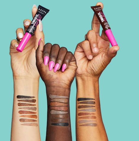 Der Thick it. Stick it. Brow Mascara von NYX Professional Makeup ist in allen erhaltlichen Nuancen auf drei Unterarmen mit verschiedenen Hauttonen aufgetragen