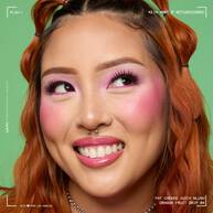 Frohlich lachende, junge Frau mit Fat Cheecks Juicy Blush auf Wangen und Augenlidern