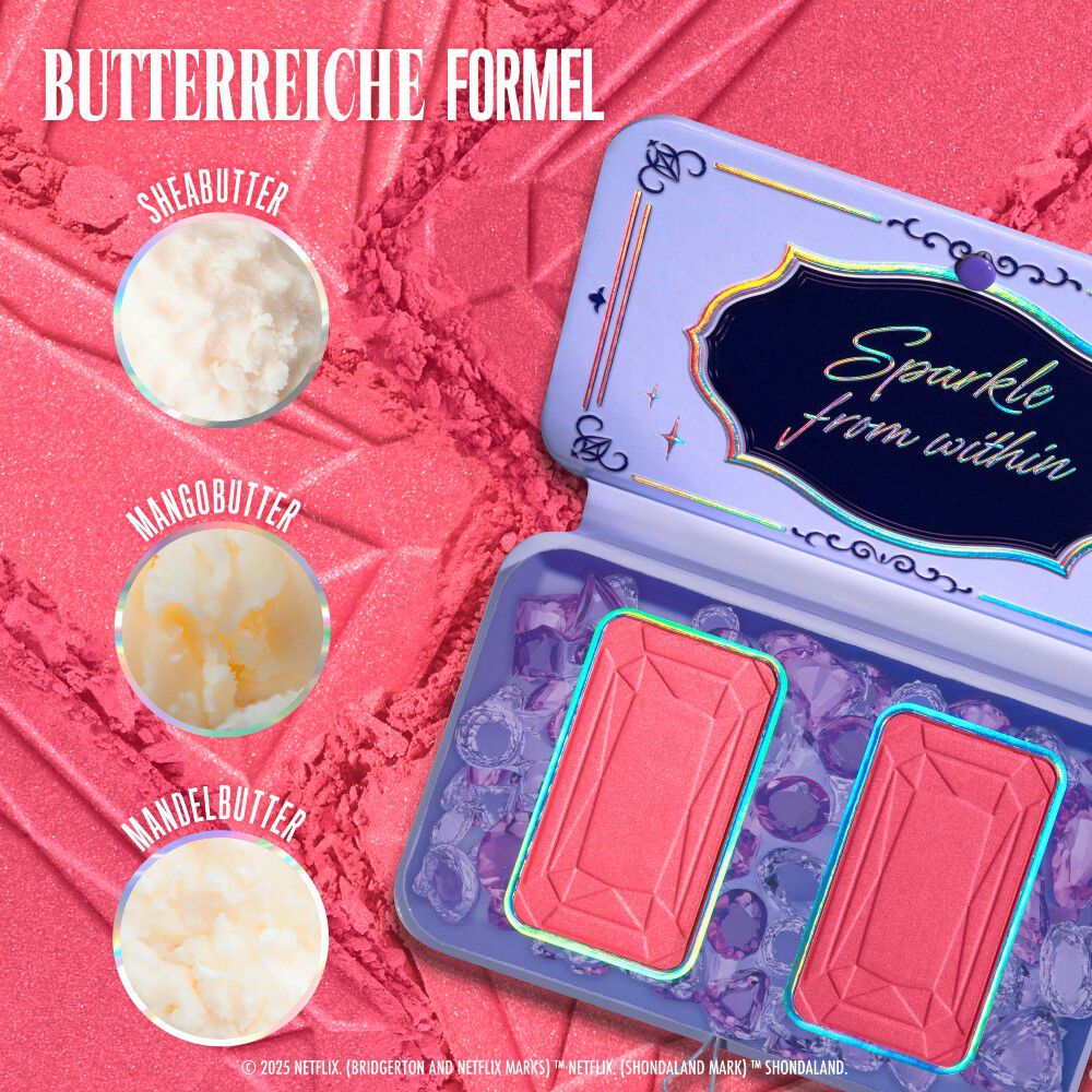 Das geoffnete NYX Professional Makeup Bridgerton Blush Duo mit drei hervorgehobenen Inhaltsstoffen: Sheabutter, Mangobutter und Mandelbutter – fur eine reichhaltige Formel. Gezeigt in der Shade 02 Lady in Silver 