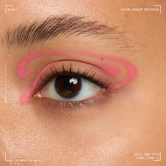 Nahaufnahme eines Auges mit einem aufwendigen Eyeliner-Design. Der Eyeliner beginnt am oberen Wimpernkranz, zieht sich uber das Lid und formt mehrere geschwungene, tribalahnliche Linien, die sich bis zur Augenbraue erstrecken und ein markantes, grafisches Muster bilden.