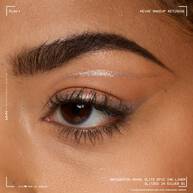 Makroaufnahme eines Auges: silberner Eyeliner auf Wasserlinie und im inneren Augenwinkel. Zeigt das Finish der Farbe 01 Glitzed In Silver.