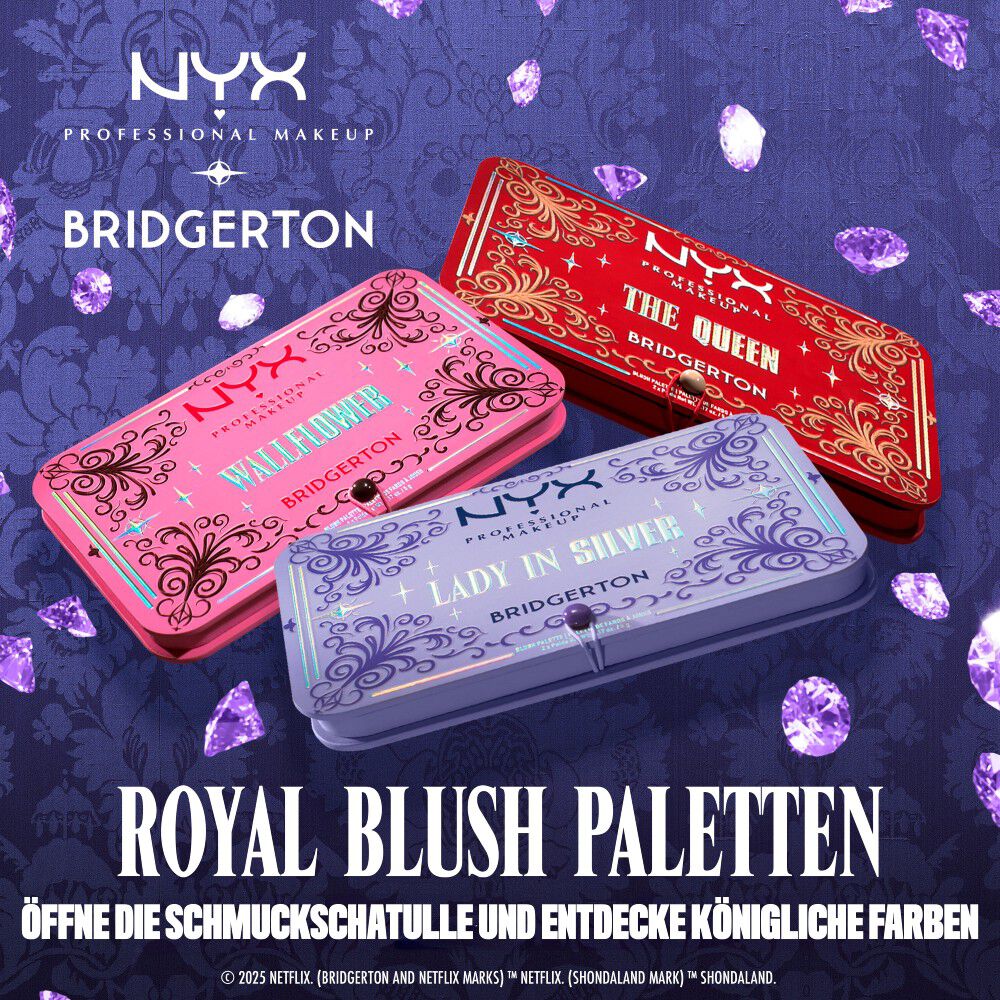 Drei „NYX Professional Makeup Bridgerton Blush Duos“ sind abgebildet – eines in Rot und Gold, eines in Pink und Schwarz, und eines in Lavendel und Silber. Text: „Offne die Schmuckschatulle und entdecke konigliche Farben.