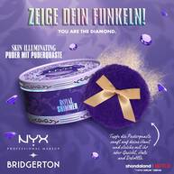 Dieses Bild zeigt den "Bridgerton Royal Shimmer Skin Illuminating Puder mit Puderquaste" von NYX Professional Makeup, umgeben von Edelsteinen und Glitzer.