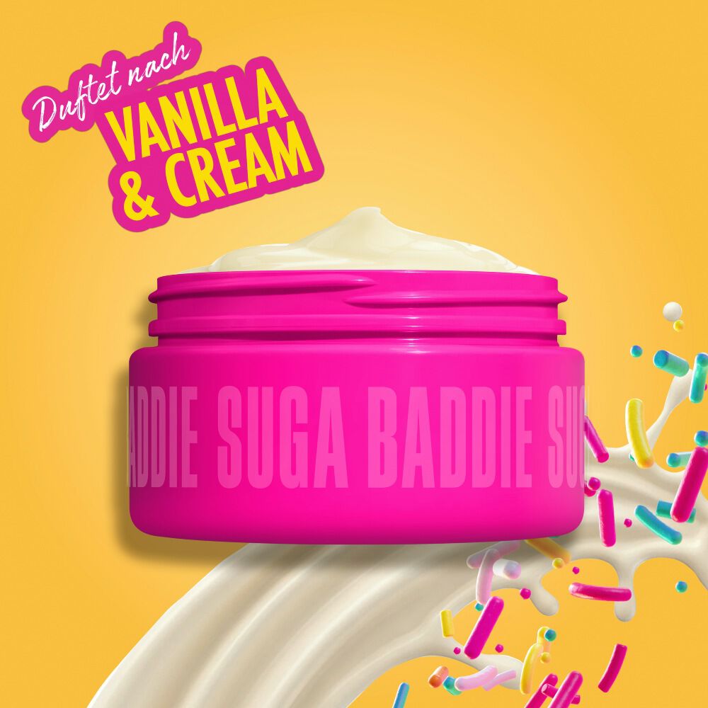 Ein Tiegel der Body Butter prasentiert inmitten eines Cremesplashes mit bunten Streuseln die Duftrichtung „Vanilla & Cream“.