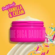 Ein Tiegel der Body Butter prasentiert inmitten eines Cremesplashes mit bunten Streuseln die Duftrichtung „Vanilla & Cream“.