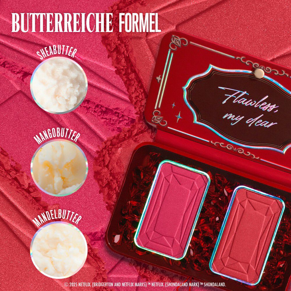 Das geoffnete NYX Professional Makeup Bridgerton Blush Duo mit drei hervorgehobenen Inhaltsstoffen: Sheabutter, Mangobutter und Mandelbutter – fur eine reichhaltige Formel. Gezeigt in der Shade 03 The Queen.