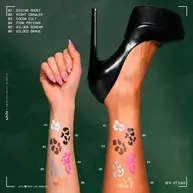 NYX Professional Makeup Party Animals SFX Face & Body Paint Sticks, verwendet fur weiße, braune und pinke Body-Art-Designs auf den Armen eines Models.