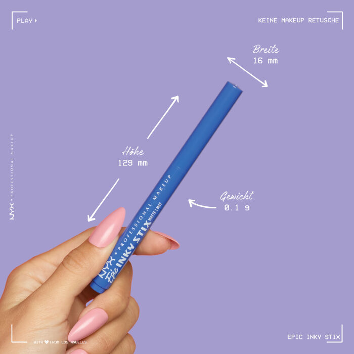 Eine Hand mit hellrosa, mandelformigen Nageln halt einen blauen Eyeliner-Stift mit der Aufschrift "NYX PROFESSIONAL MAKEUP Epic INKY STIX MATTE | MAT". Der Eyeliner-Stift ist diagonal vor einem hellvioletten Hintergrund positioniert.