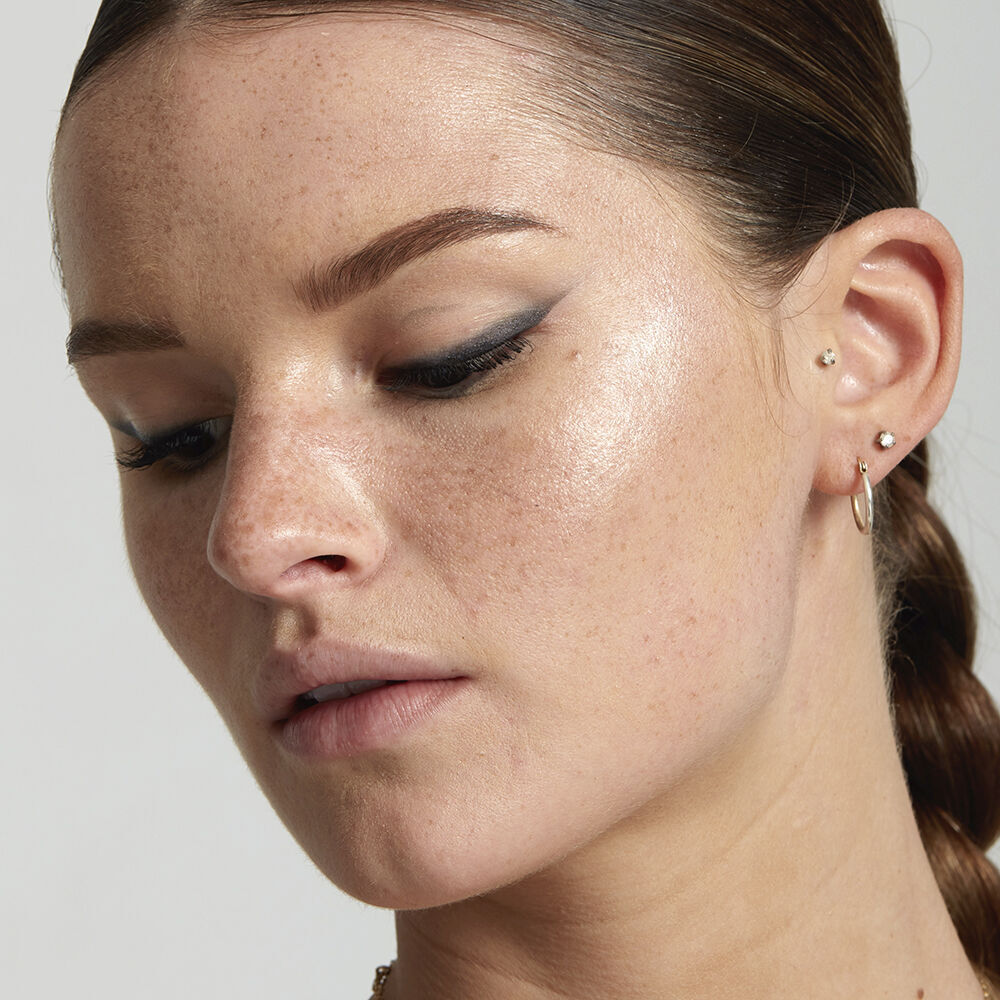 Nahaufnahme vom Auge einer Frau, das mit dem  Kajal Slim Pencil von NYX Professional Makeup geschminkt ist