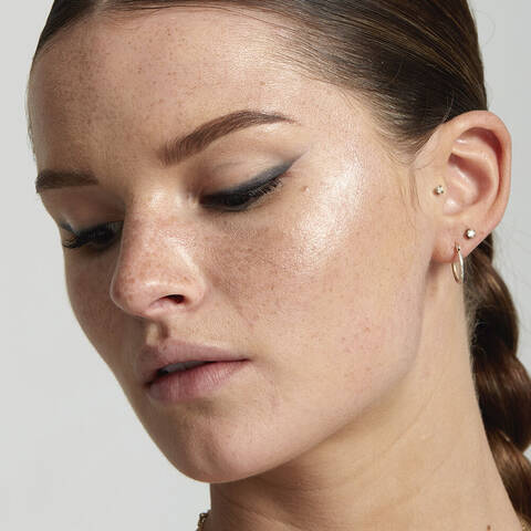 Nahaufnahme vom Auge einer Frau, das mit dem Kajal Slim Pencil von NYX Professional Makeup geschminkt ist