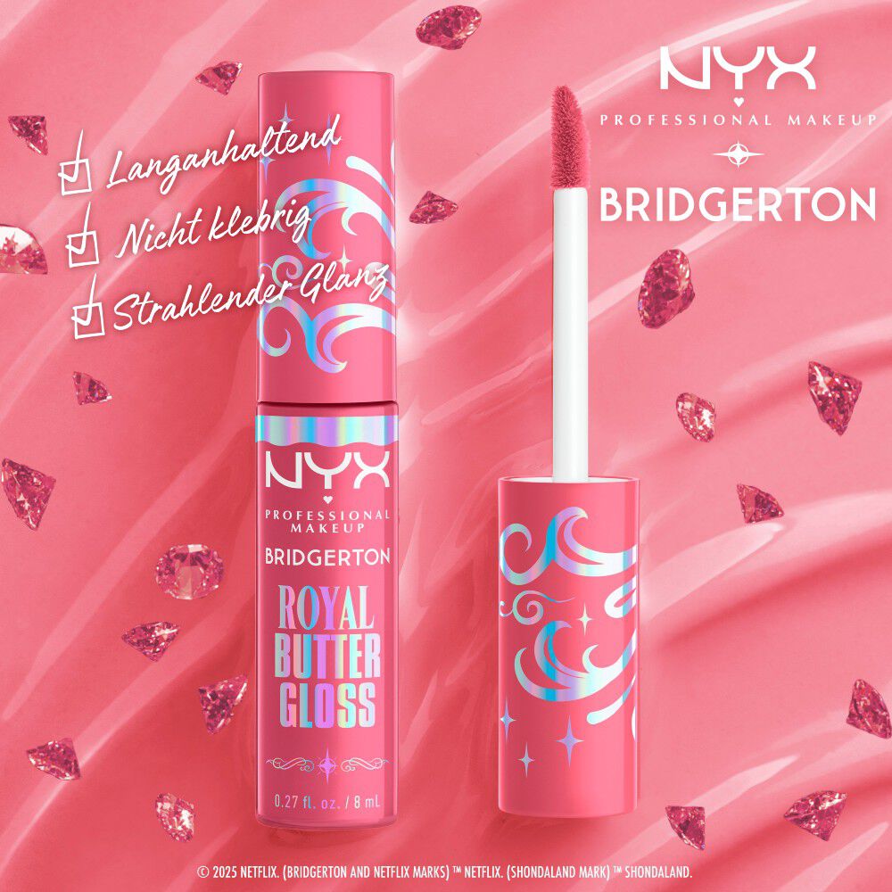 Nahaufnahme eines NYX Professional Makeup Bridgerton Royal Butter Gloss. Text hebt die Vorteile hervor: „Langanhaltend“, „Nicht klebrig“ und „Glanzendes Finish“, in der Farbe 01 Angel Food Cake.