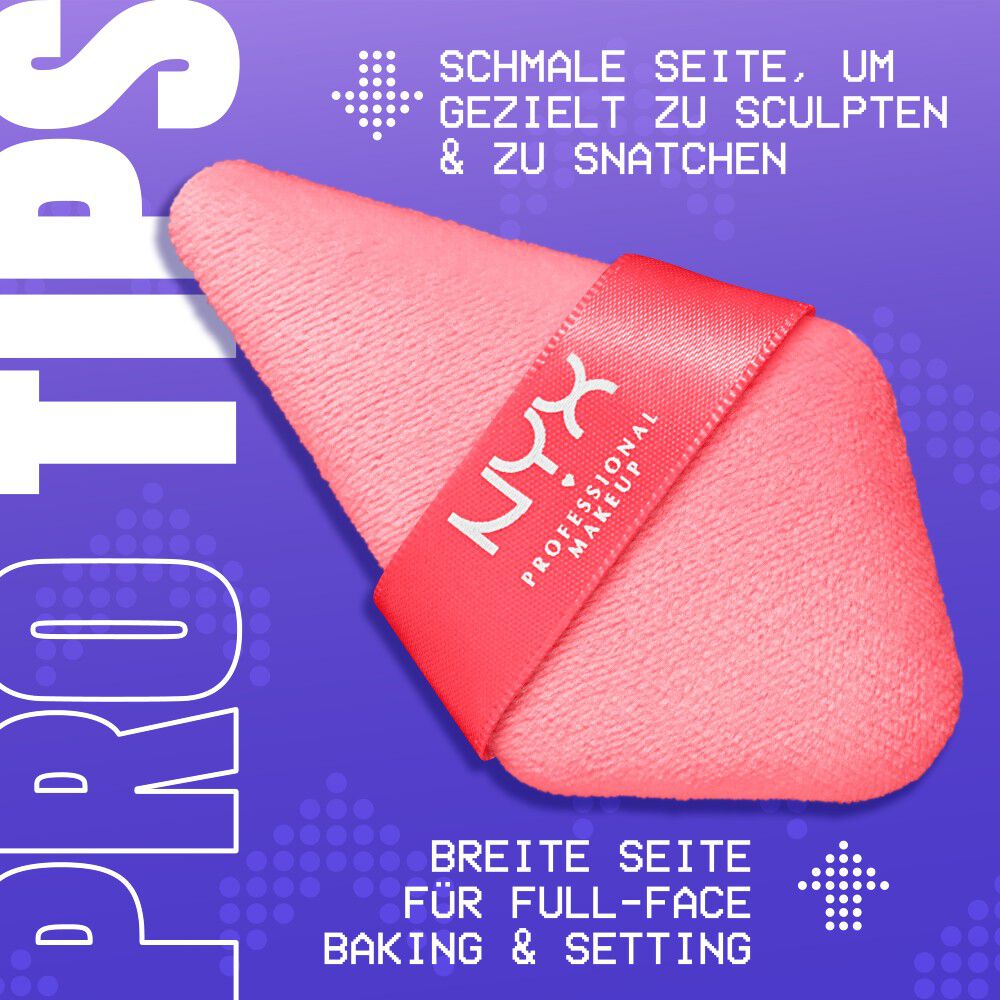 Das Bild zeigt einen pinkfarbenen, dreieckigen Make-up-Puff mit einem roten Band und dem NYX Professional Makeup Logo, vor einem violetten Hintergrund.