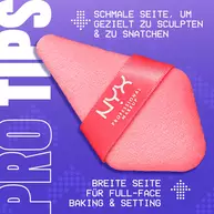 Pinkfarbenen, dreieckigen Make-up-Puff mit einem roten Band und dem NYX Professional Makeup Logo, vor einem violettblauen Hintergrund.