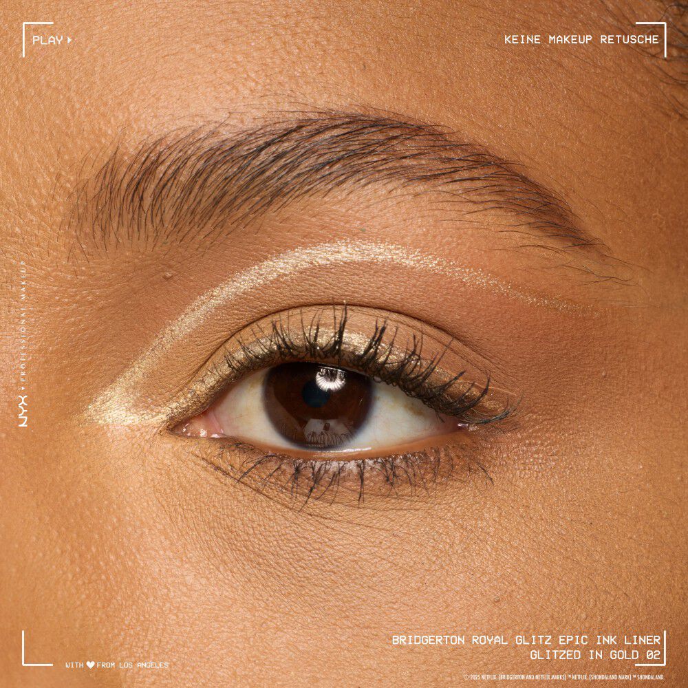 Makroaufnahme eines Auges: goldener Eyeliner auf Wasserlinie und im inneren Augenwinkel. Zeigt das Finish der Farbe 02 Glitzed In Gold.