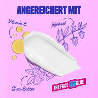 Cremiger weißer Produktswatch des Cleansing Balms auf rosa Grund, illustriert mit den pflegenden Inhaltsstoffen Vitamin E, Jojobaol und Shea-Butter.