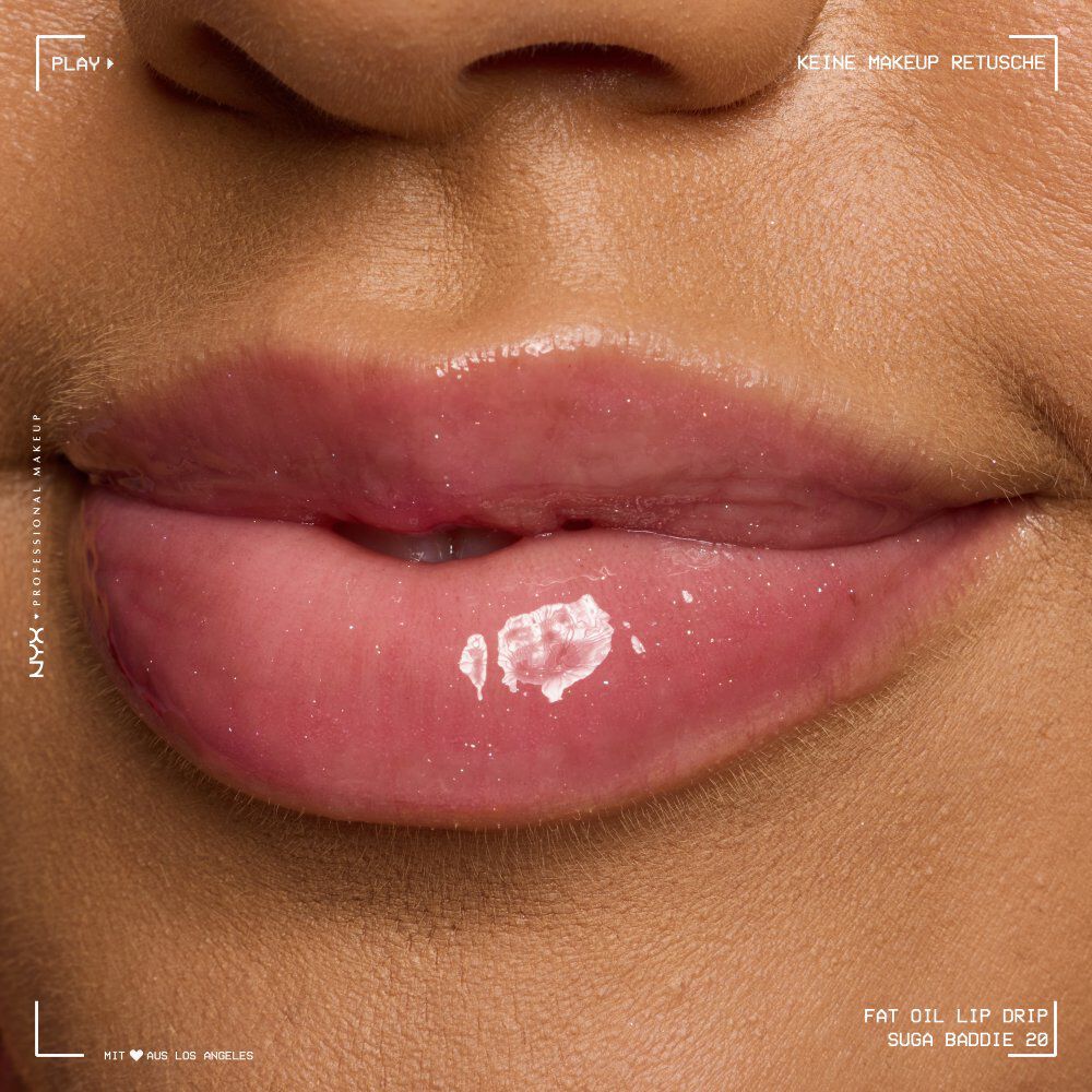 Eine Nahaufnahme von geschminkten Lippen unterstreicht den intensiven Glanz und das geschmeidige Finish des Lip Drips.