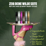 NYX Professional Makeup Party Animals SFX Face & Body Paint Sticks auf einem Tray, gehalten von einem Model mit pinken Handschuhen.