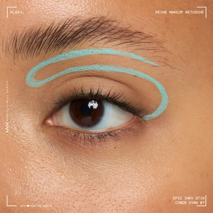 Nahaufnahme eines Auges mit einem aufwendigen Eyeliner-Design. Der Eyeliner beginnt am oberen Wimpernkranz, zieht sich uber das Lid und formt mehrere geschwungene, tribalahnliche Linien, die sich bis zur Augenbraue erstrecken und ein markantes, grafisches Muster bilden.