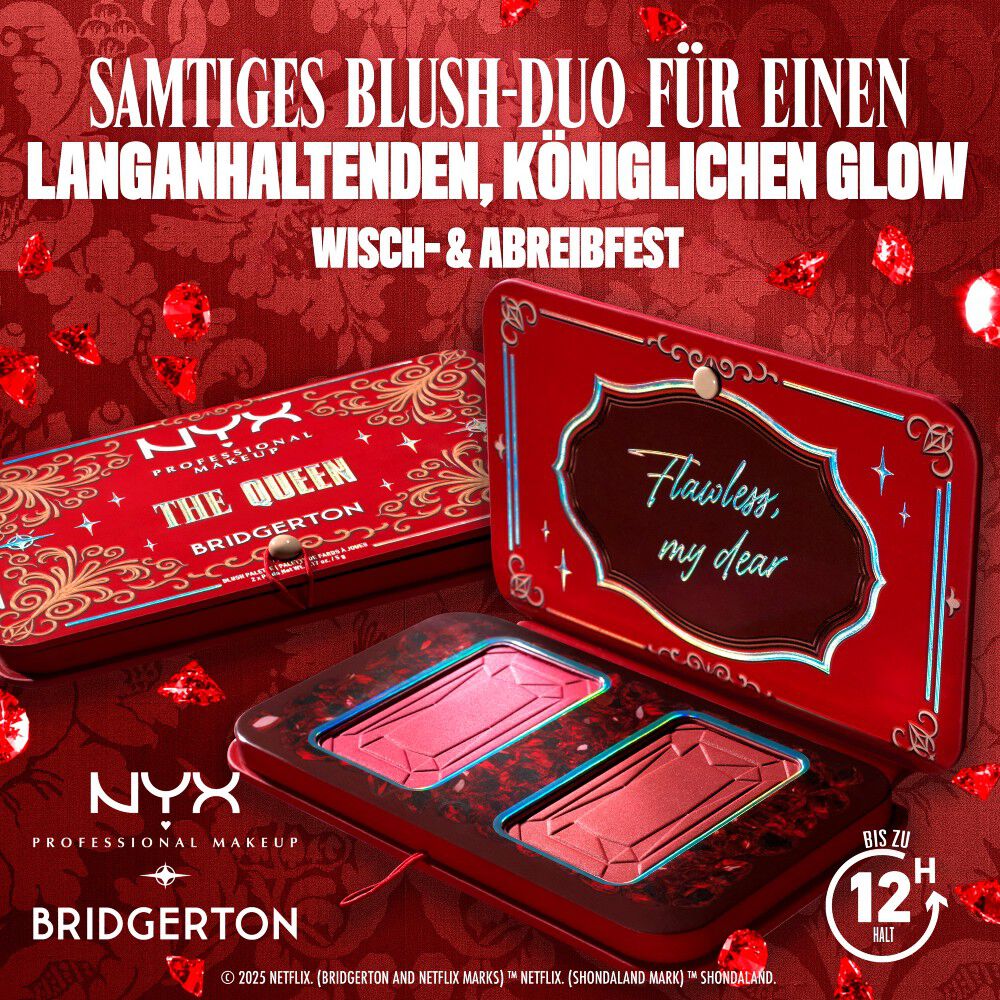 Geoffnetes NYX Bridgerton Blush Duo zeigt zwei Blush-Pfannchen. Text: „Samtiges Blush-Duo fur fur einen langanhaltenden, koniglichen Glow“, „Wisch- & Abreibfest“ und „12 Std. Halt“ in Shade 03 The Queen.