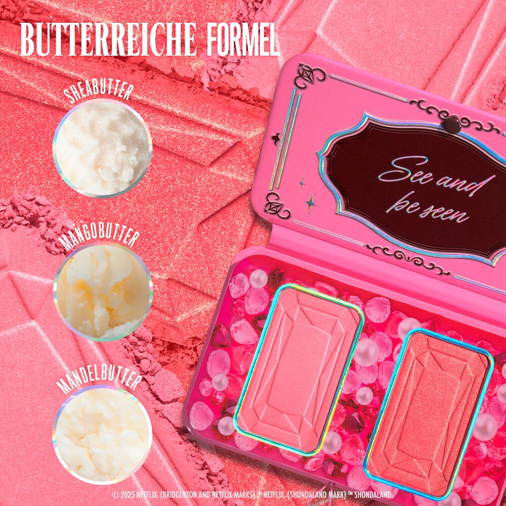 Das geoffnete NYX Professional Makeup Bridgerton Blush Duo mit drei hervorgehobenen Inhaltsstoffen: Sheabutter, Mangobutter und Mandelbutter – fur eine reichhaltige Formel. Gezeigt in der Shade 01 Wallflower