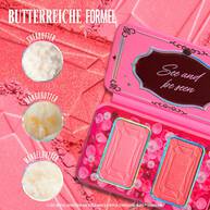 Das geoffnete NYX Professional Makeup Bridgerton Blush Duo mit drei hervorgehobenen Inhaltsstoffen: Sheabutter, Mangobutter und Mandelbutter – fur eine reichhaltige Formel. Gezeigt in der Shade 01 Wallflower