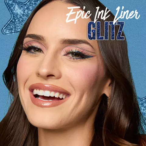 Lachelnde junge Frau mit geschminkten Augen vor einem blauen Denim-Stoff und die Aufschrift Epic Ink Liner Glitz