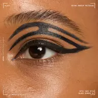 Nahaufnahme eines Auges mit einem aufwendigen Eyeliner-Design. Der Eyeliner beginnt am oberen Wimpernkranz, zieht sich uber das Lid und formt mehrere geschwungene, tribalahnliche Linien, die sich bis zur Augenbraue erstrecken und ein markantes, grafisches Muster bilden.