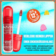 Nahaufnahme von NYX Professional Makeup Gum Drop Lip I.V. mit dem Slogan: „Verleihe deinen Lippen einen zuckersußen Glanz – halt 24 Stunden lang.“ Umgeben von Bonbonakzenten in der Farbe 01 Hydra Honey.