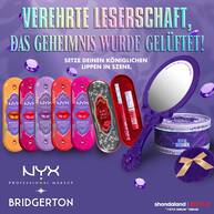 Eine Ansammlung von verschiedenen Lippenprodukten, einem Handspiegel und dem "Royal Shimmer" Puder aus der limitierten Bridgerton Kollektion von NYX Professional Makeup.