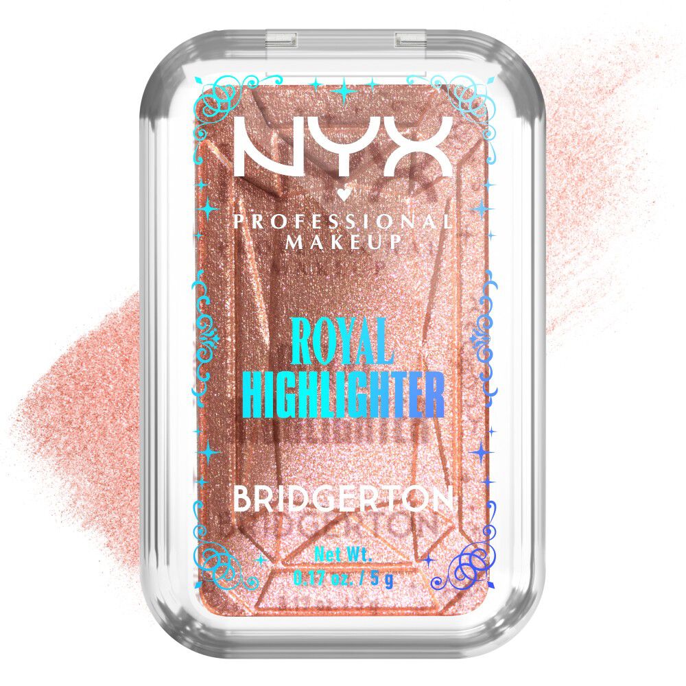NYX Professional Makeup Bridgerton Royal Highlighter Kompakt: Ein goldenes, verziertes Quadrat mit Branding, geoffnet, zeigt goldenen Highlighter. Ein dezenter Farbauftrag der Shade 01 Iridescent Peach ist zu sehen.