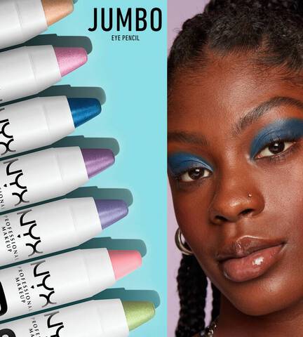 7 Farben des Jumbo Eye Pencil neben einer jungen Frau mit blauem Lidschatten