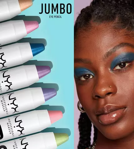 7 Farben des Jumbo Eye Pencil neben einer jungen Frau mit blauem Lidschatten