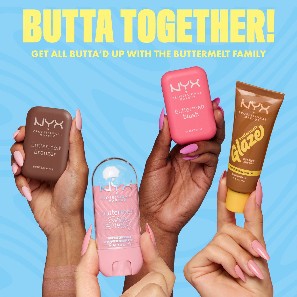 Ein dynamisches Bild mit einem hellblauen Hintergrund, der subtile wellenformige Muster aufweist. Vier Hande, die jeweils verschiedene Hauttone und rosafarbenen Nagellack haben, halten Produkte der NYX Professional Makeup Buttermelt-Familie. 