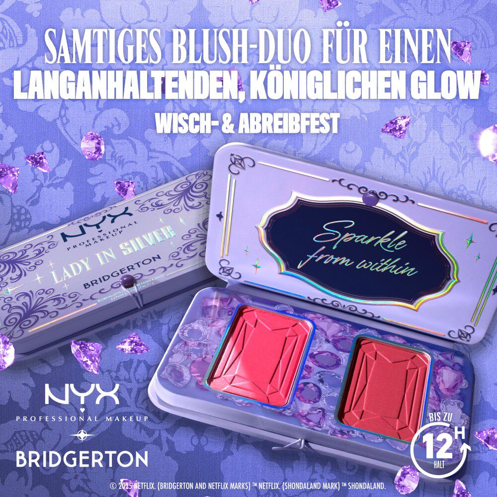 Geoffnetes NYX Bridgerton Blush Duo zeigt zwei Blush-Pfannchen. Text: „Samtiges Blush-Duo fur einen langanhaltenden, koniglichen Glow“, „Wisch- & Abreibfest“ und „12 Std. Halt“ in Shade 02 Lady In Silver .