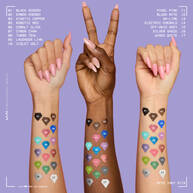 Drei Hande mit unterschiedlichen Hauttonen, die alle lange, rosafarbene Nagel tragen, sind vor einem hellvioletten Hintergrund zu sehen. Auf den Unterarmen sind 17 diamantformige Farbmuster zu sehen, die verschiedene Farben zeigen.