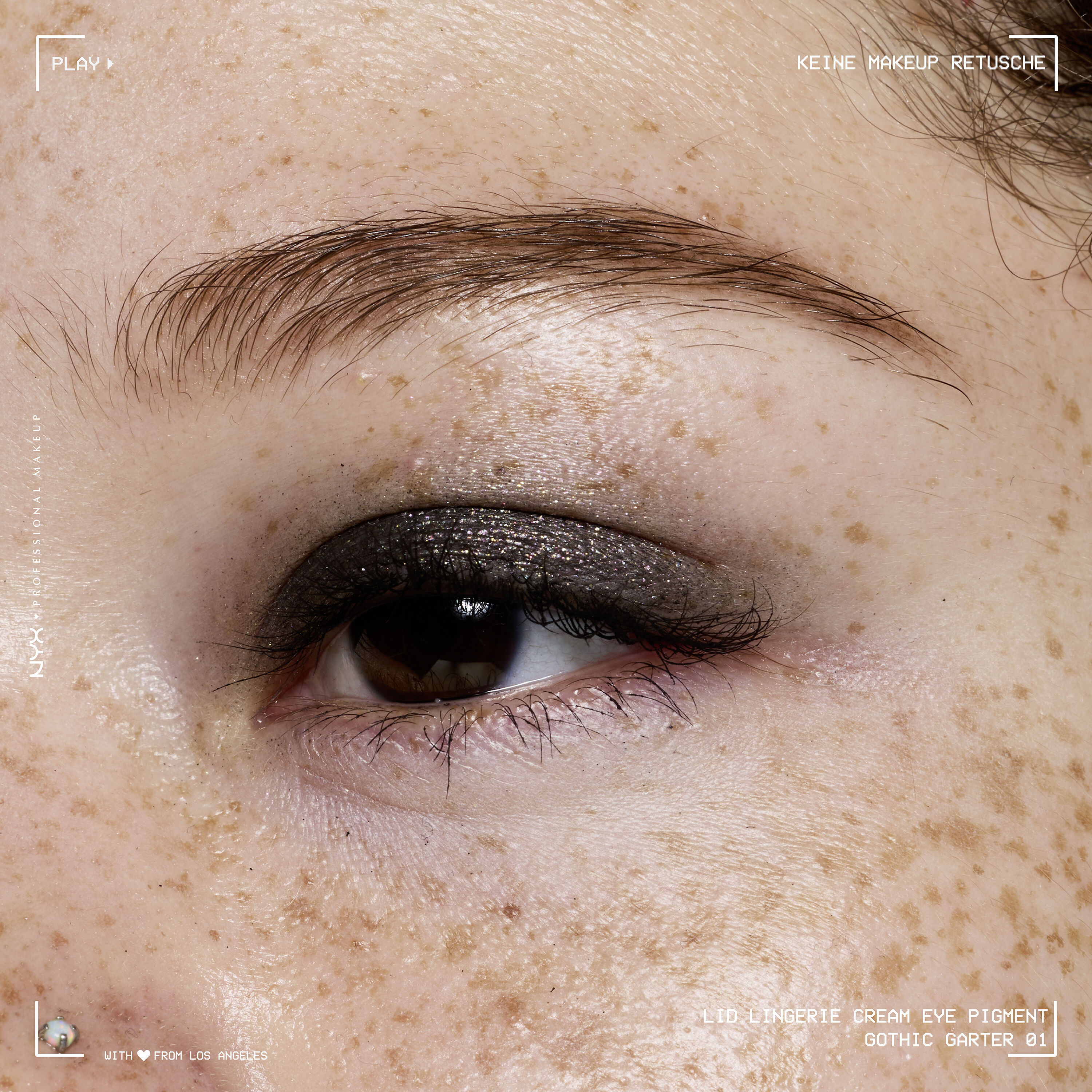 Nahaufnahme eines Auges mit dem NYX Professional Makeup Party Animals Lid Lingerie Cream Eye Pigment in Gothic Garter, einer tiefen metallic-schwarzen Nuance.