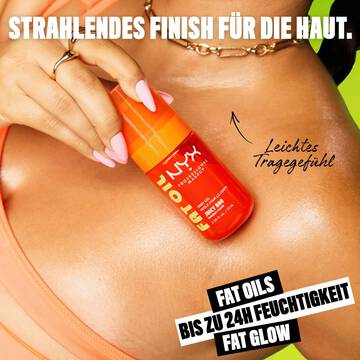 Ein Model prasentiert das NYX Juicy Boo Fat Oil Body Oil fur einen strahlenden Glow auf der Haut.