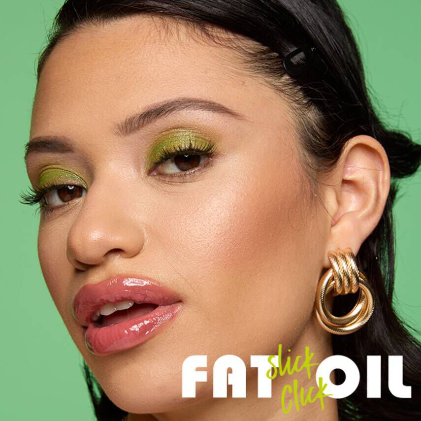Nahaufnahme einer jungen Frau mit dem durchsichtigem Lipgloss 
Fat Oil Slick Click auf den Lippen und dem Logo: Fat Oil Slick Click