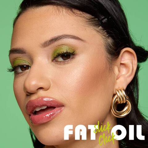 Nahaufnahme einer jungen Frau mit dem durchsichtigem Lipgloss
Fat Oil Slick Click auf den Lippen und dem Logo: Fat Oil Slick Click