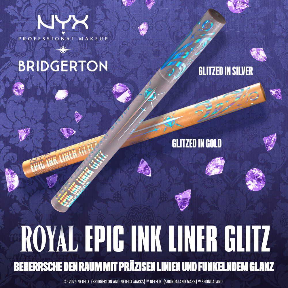 Zwei NYX PMU x Bridgerton Royal Epic Ink Liner Glitz Stifte, silber & gold, auf violettem, juwelenfarbenem Hintergrund. Text: „Beherrsche den Raum mit prazisen Linien und funkelndem Glanz.“