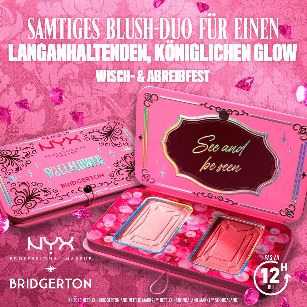 Geoffnetes NYX Bridgerton Blush Duo zeigt zwei Blush-Pfannchen. Text: „Samtiges Blush-Duo fur einen langanhaltenden, koniglichen Glow“, „Wisch- & Abreibfest“ und „12 Std. Halt“ in Shade 01 Wallflower.