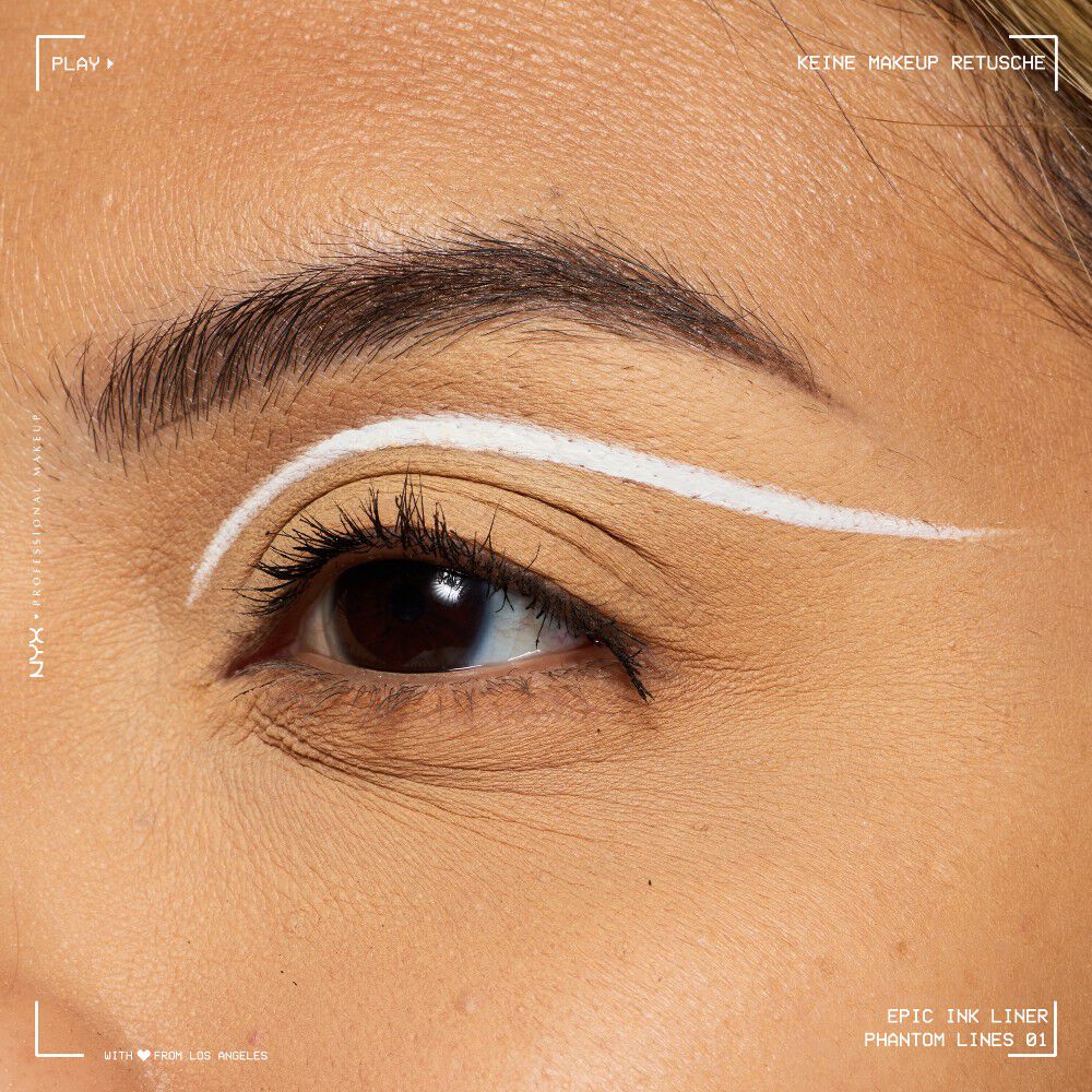 Nahaufnahme eines Auges mit dem NYX Professional Makeup Party Animals Epic Ink Liner in der Nuance Phantom Lines als prazises, weißes, grafisches Eyeliner-Design.