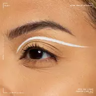 Nahaufnahme eines Auges mit dem NYX Professional Makeup Party Animals Epic Ink Liner in der Nuance Phantom Lines als prazises, weißes, grafisches Eyeliner-Design.